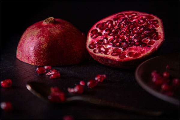 dark food photography, grantapfel, pomegranate, sdtil life, stil life photography, produktfotografie, torsten kropp